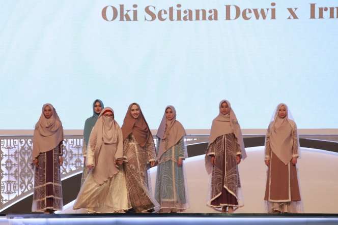 Koleksi Busana Syar'i Oki Setiana Dewi dan Irna Mutiara