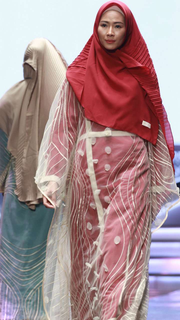 Koleksi Busana Syar'i Oki Setiana Dewi dan Irna Mutiara