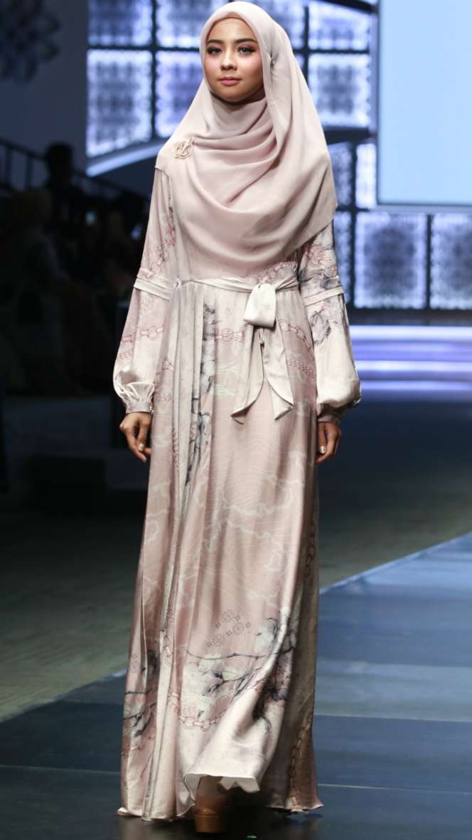 Busana Muslim Feminin Besutan Laudya Cynthia Bella