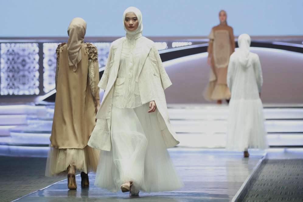 Pesona Mawar Padang Pasir di Busana Pesta Ayu Dyah Andari
