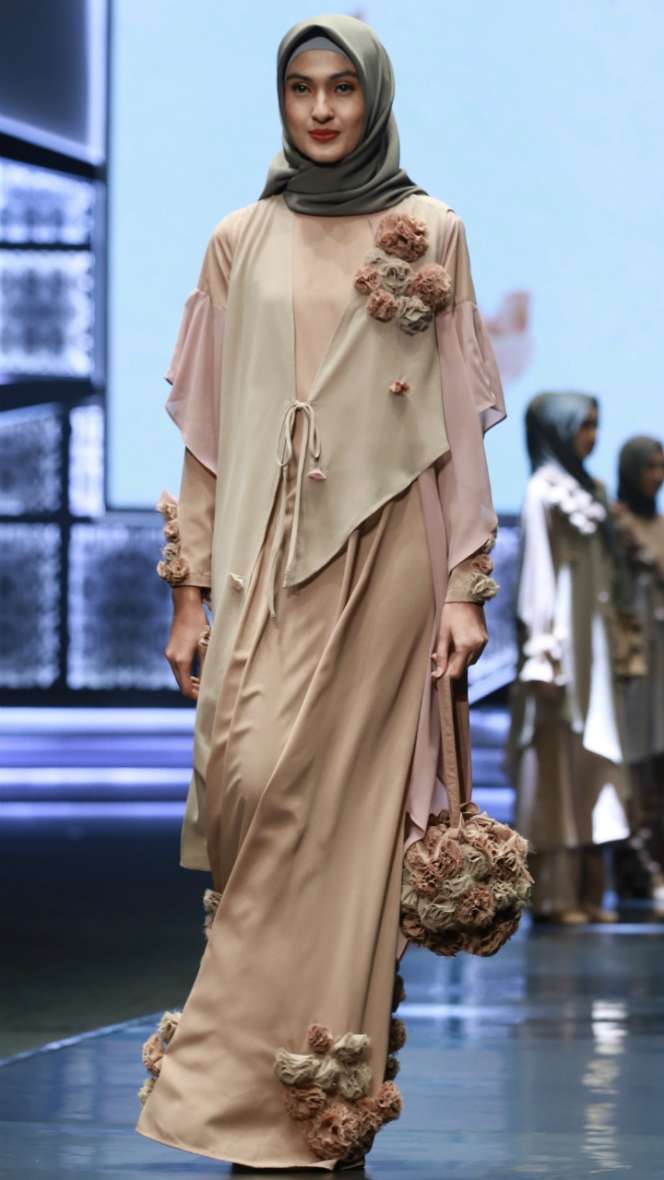 Limbah Bermekaran Jadi Bunga Penghias Hijab