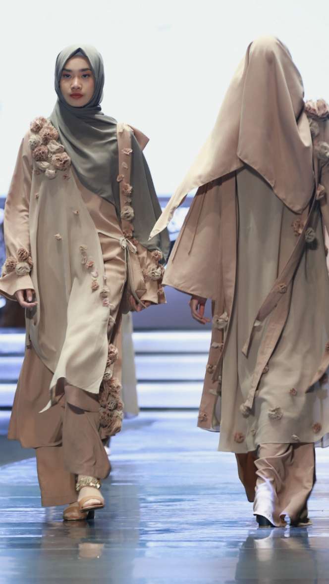 Limbah Bermekaran Jadi Bunga Penghias Hijab