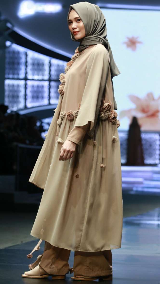 Limbah Bermekaran Jadi Bunga Penghias Hijab