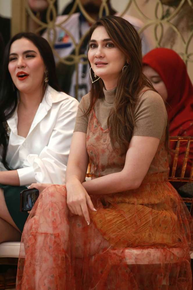 Elegan dan Berkelas, Potret Luna Maya Berbusana Musim Gugur