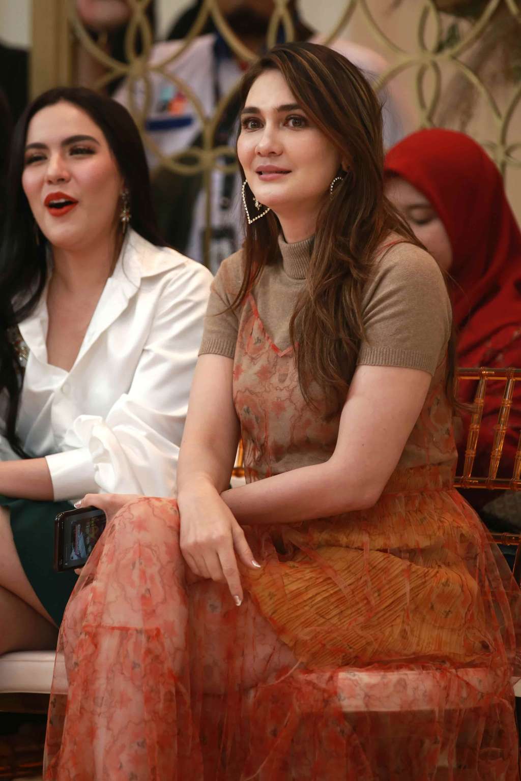 Elegan dan Berkelas, Potret Luna Maya Berbusana Musim Gugur
