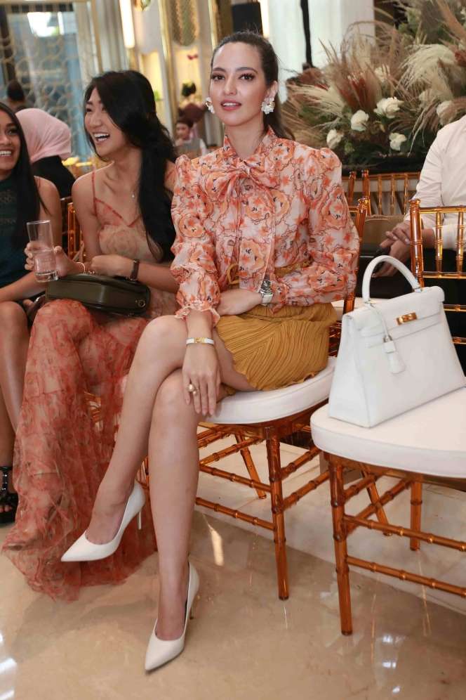 Canggungnya Nia Ramadhani dan Manohara Pakai Baju Sama Persis
