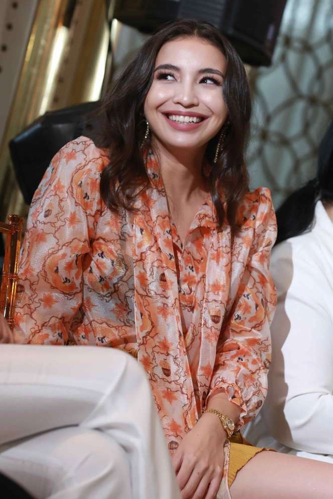 Canggungnya Nia Ramadhani dan Manohara Pakai Baju Sama Persis