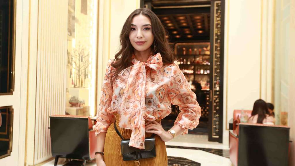 Canggungnya Nia Ramadhani dan Manohara Pakai Baju Sama Persis