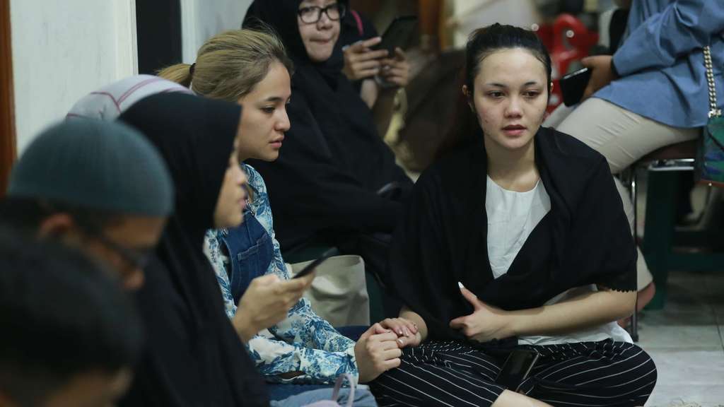 Air Mata Marshanda Tak Terbendung Melihat Jenazah Cecep Reza