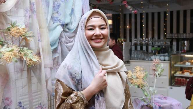 Terlihat Beda, Cantiknya Eriska Rein Berhijab
