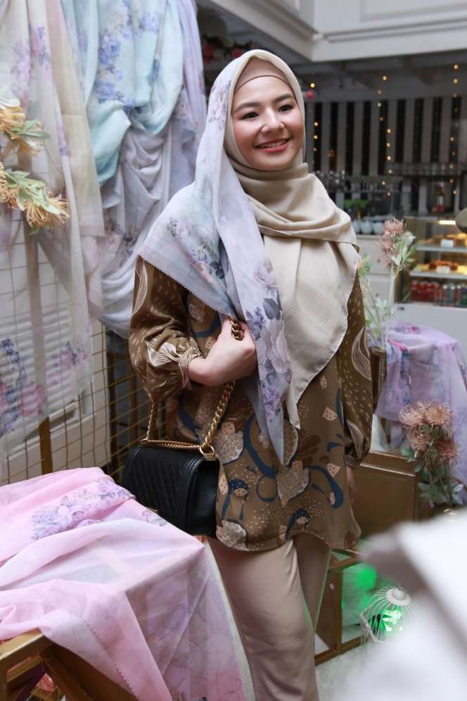 Terlihat Beda, Cantiknya Eriska Rein Berhijab