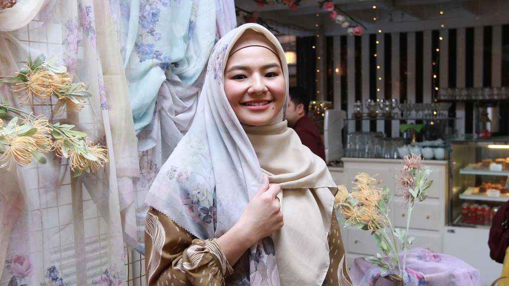 Terlihat Beda, Cantiknya Eriska Rein Berhijab