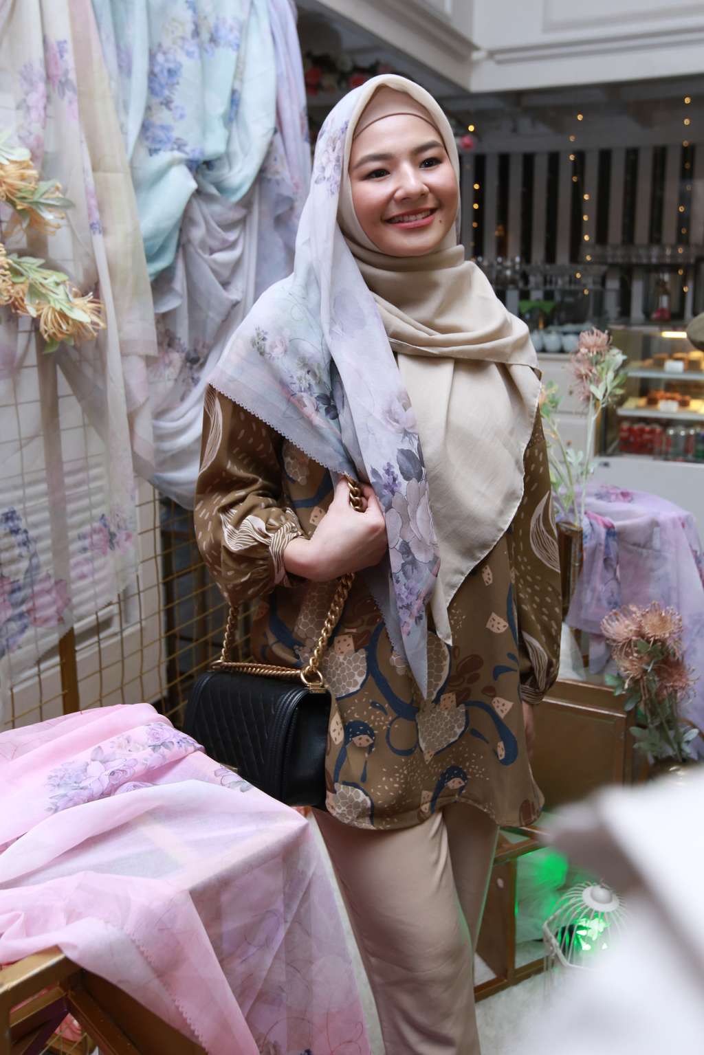 Terlihat Beda, Cantiknya Eriska Rein Berhijab