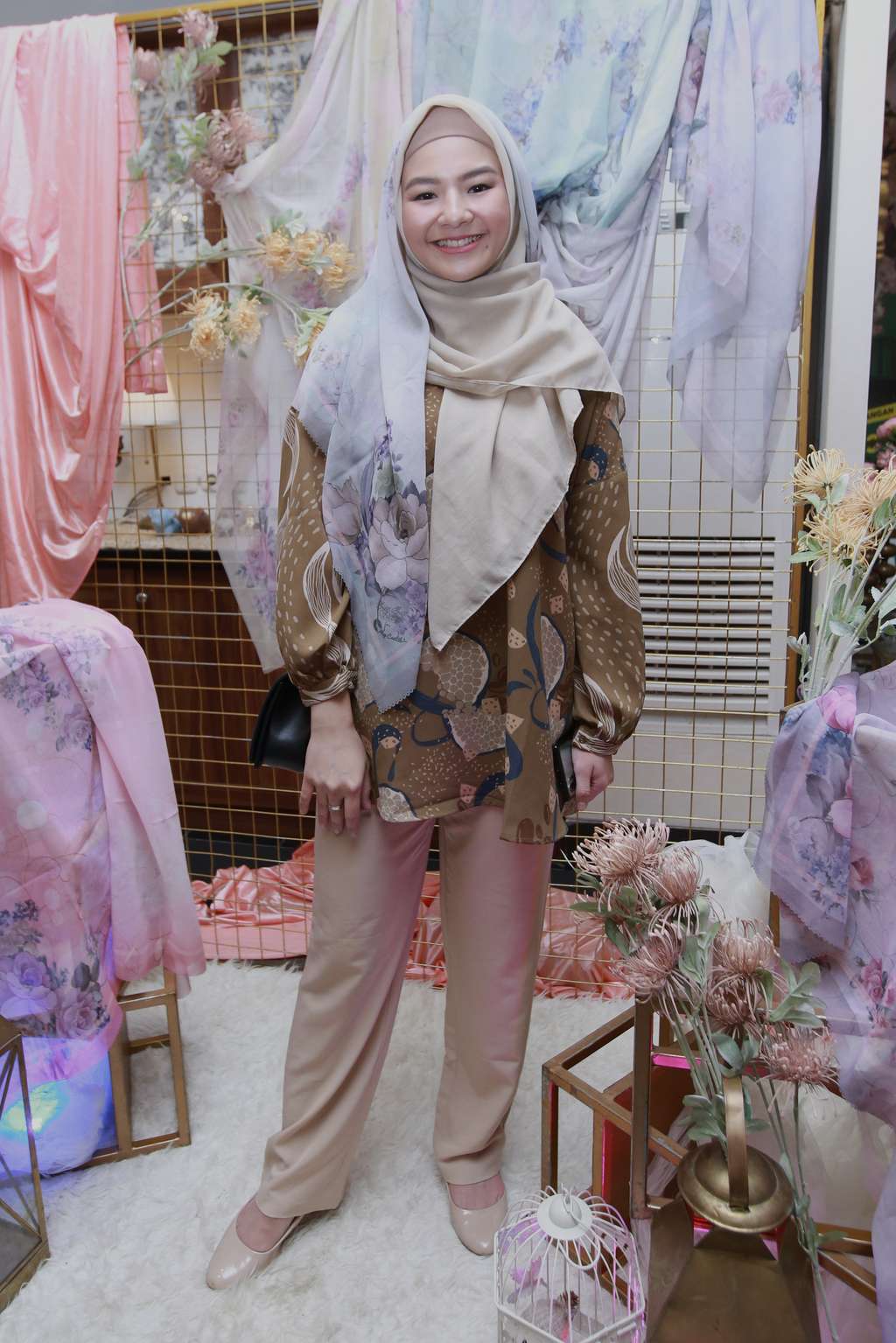 Terlihat Beda, Cantiknya Eriska Rein Berhijab