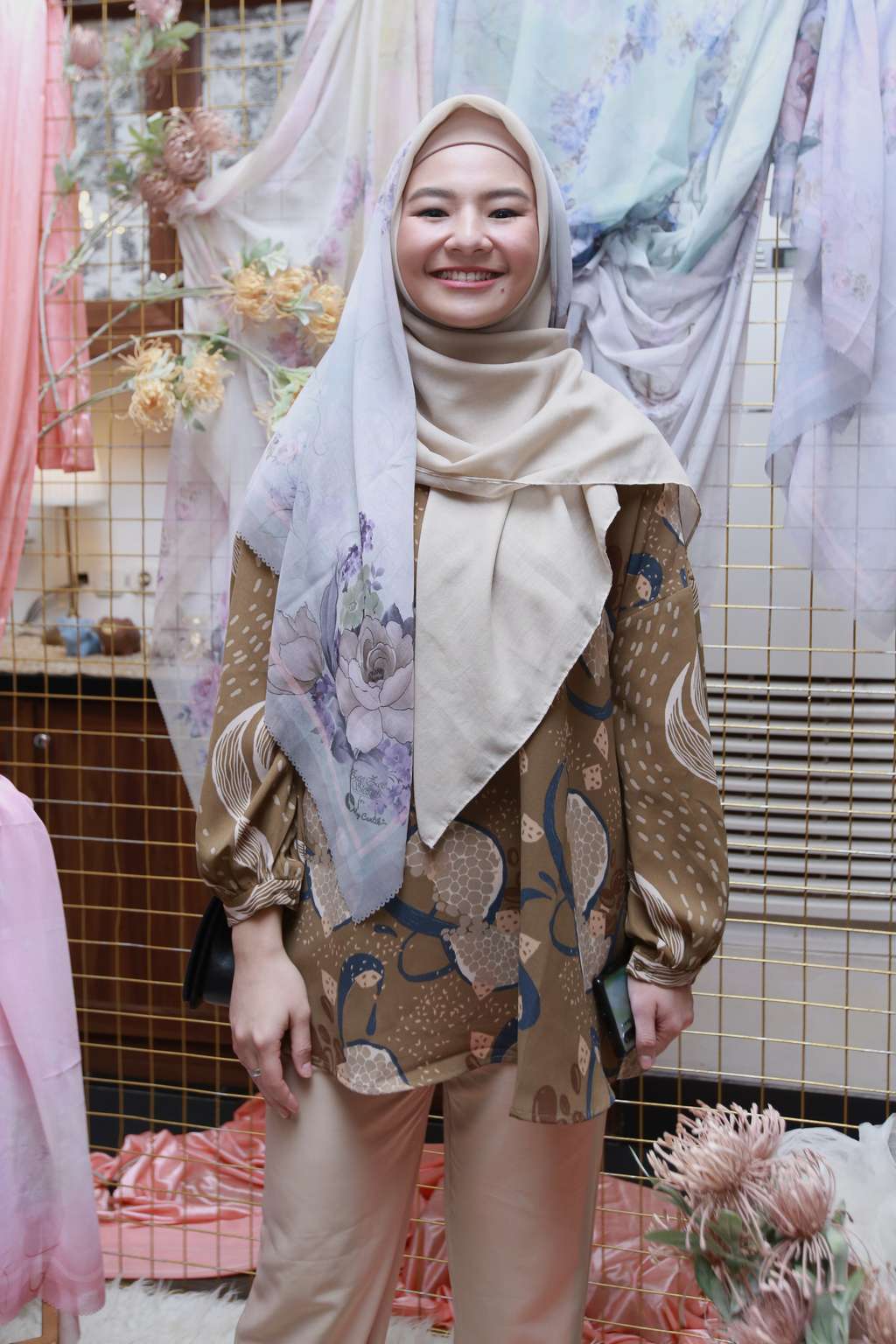 Terlihat Beda, Cantiknya Eriska Rein Berhijab