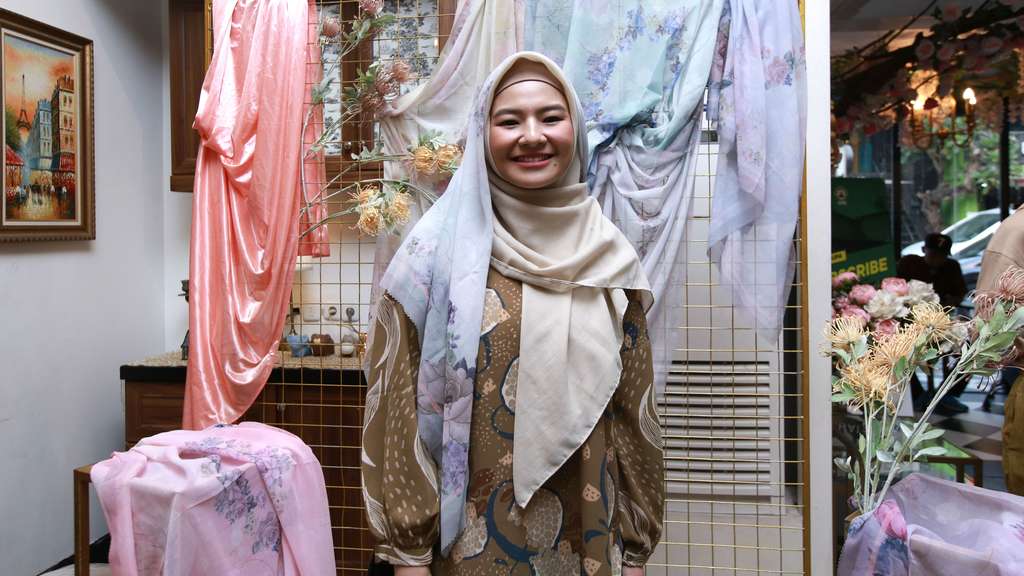 Terlihat Beda, Cantiknya Eriska Rein Berhijab
