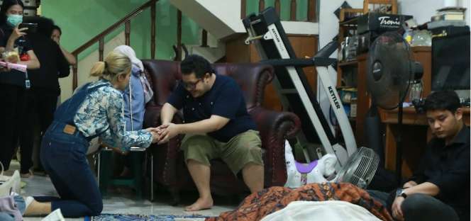 Air Mata Marshanda Tumpah Melihat Jenazah Cecep Reza