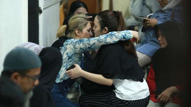 Air Mata Marshanda Tumpah Melihat Jenazah Cecep Reza