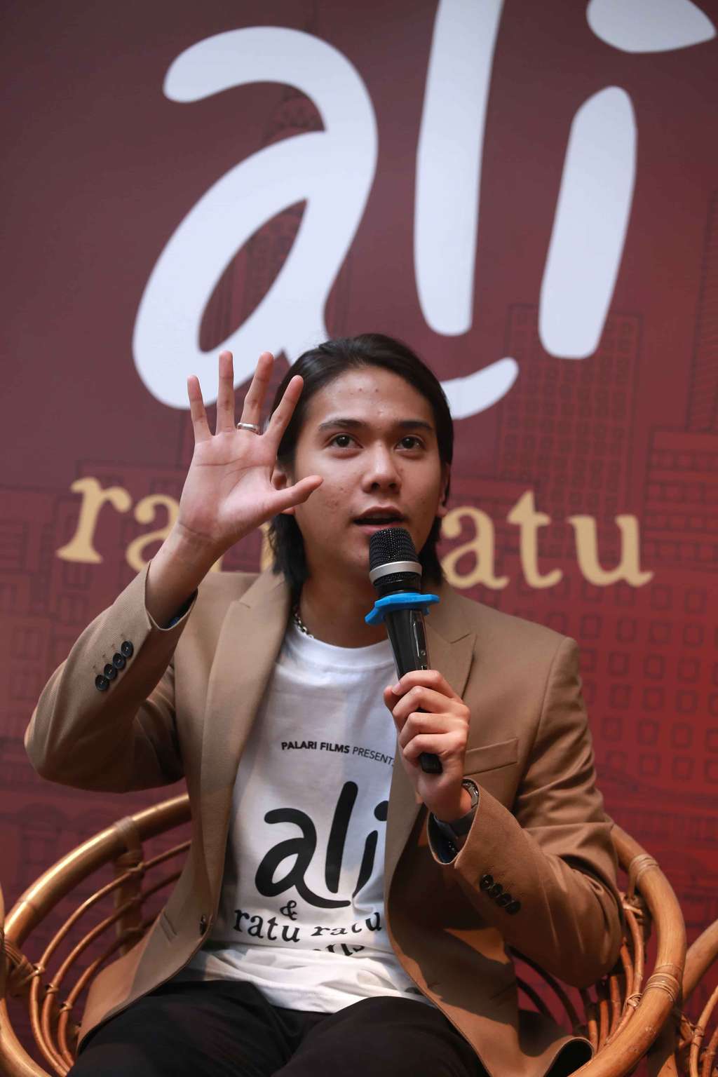 Foto Iqbaal Ramadhan, Menantang Jadi Humoris Lewat Film Komedi