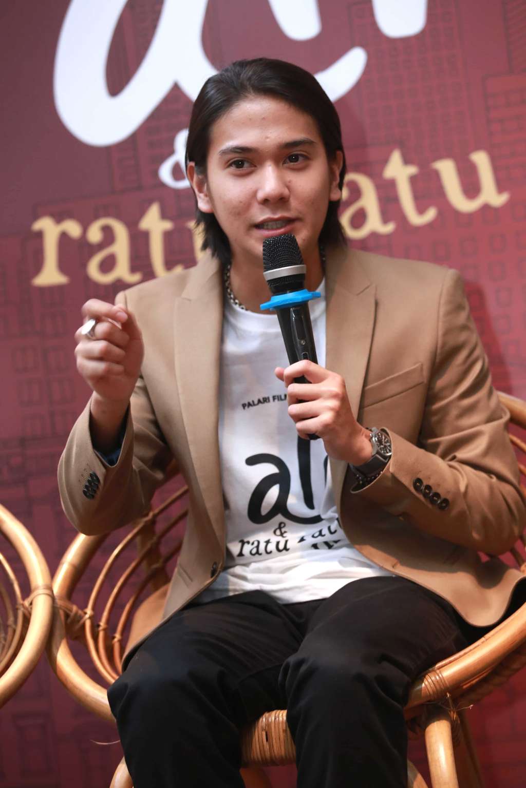 Foto Iqbaal Ramadhan, Menantang Jadi Humoris Lewat Film Komedi