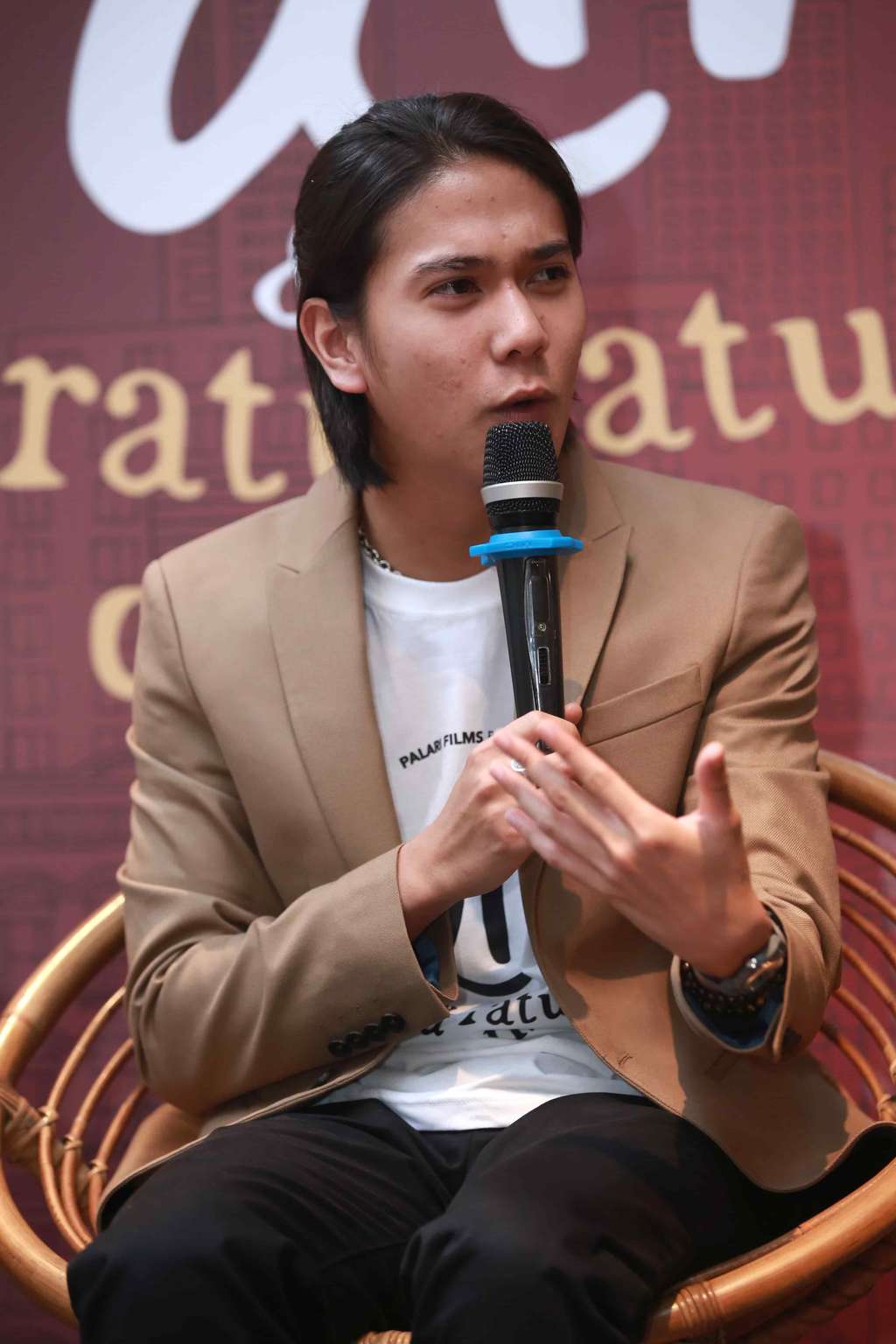Foto Iqbaal Ramadhan, Menantang Jadi Humoris Lewat Film Komedi