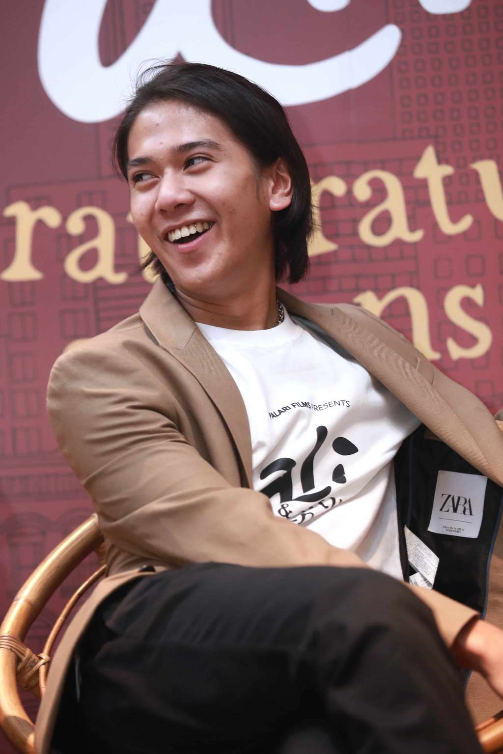 Foto Iqbaal Ramadhan, Menantang Jadi Humoris Lewat Film Komedi