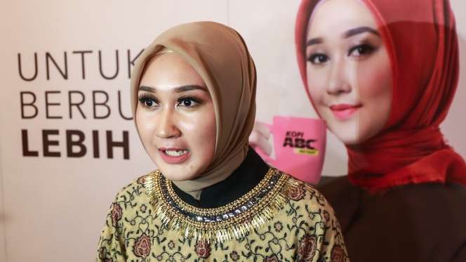 Foto Wajah Bahagia Dian Pelangi Usai Menikah