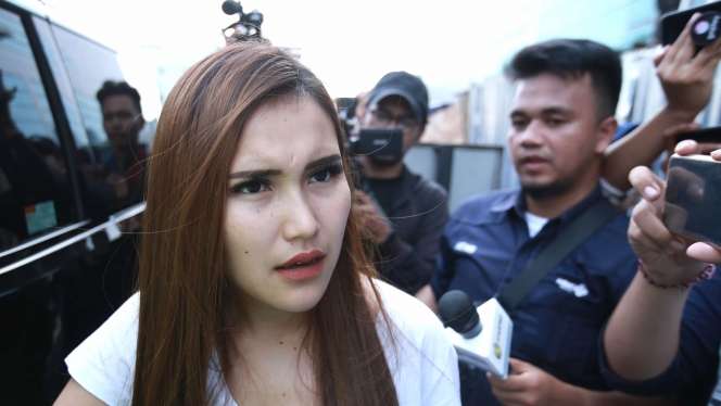 Foto Ayu Ting Ting Kala Minta Ibunda Tutup Akun Instagram