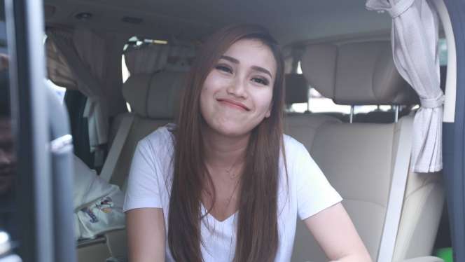 Foto Ayu Ting Ting Kala Minta Ibunda Tutup Akun Instagram