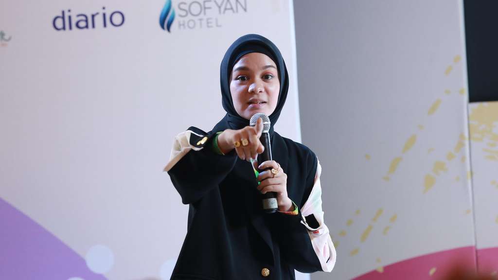 Gaya Selebgram Tantri Namirah Serukan Bijak Bermain Sosmed