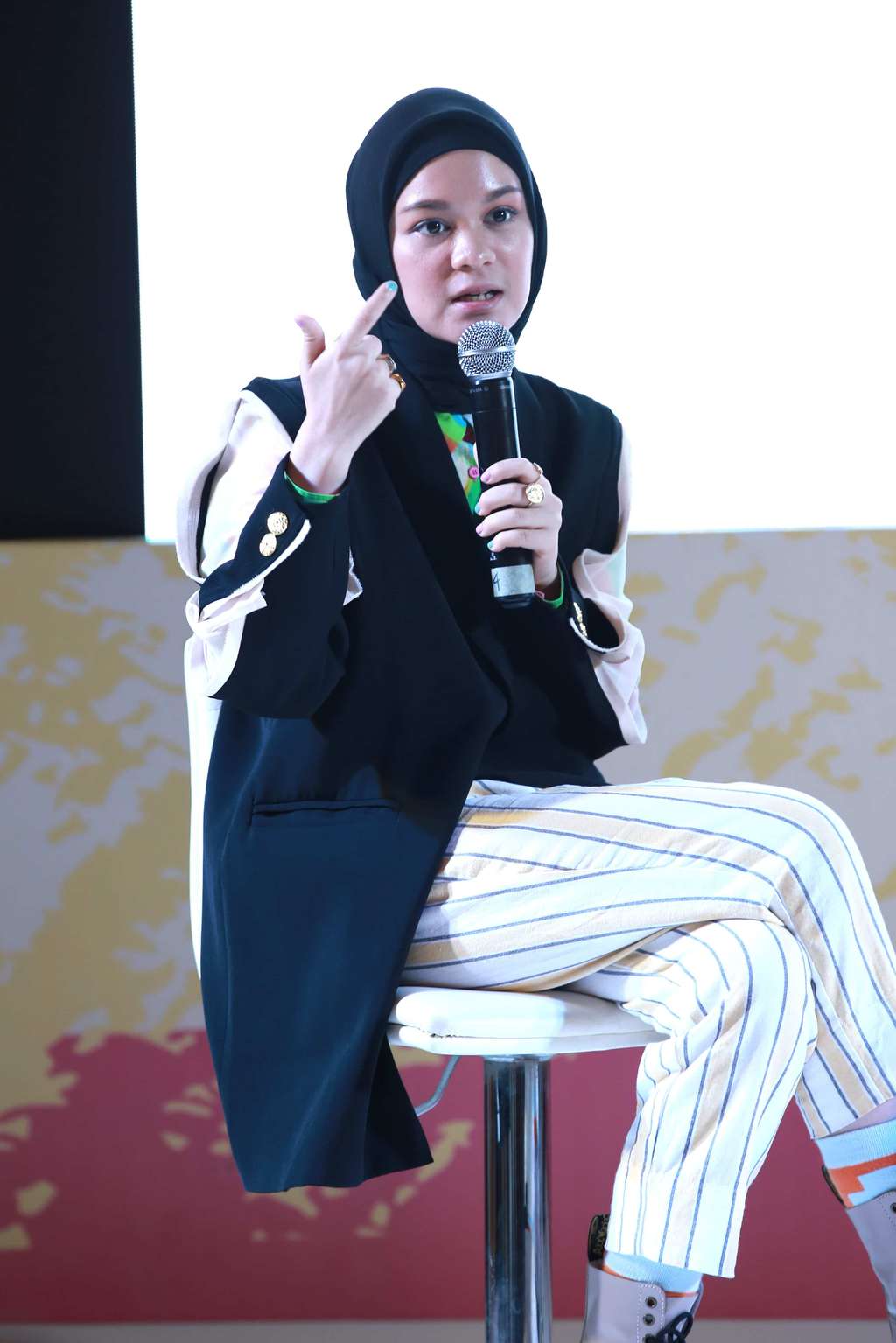 Gaya Selebgram Tantri Namirah Serukan Bijak Bermain Sosmed