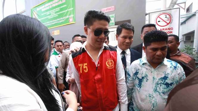 Foto Penampakan Wajah `Trio Ikan Asin` Jalani Sidang Perdana