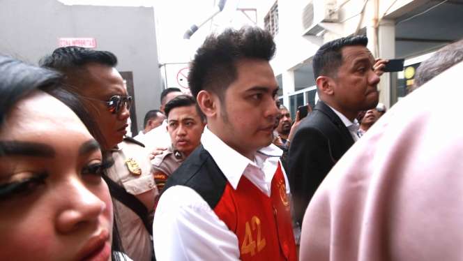 Foto Penampakan Wajah `Trio Ikan Asin` Jalani Sidang Perdana
