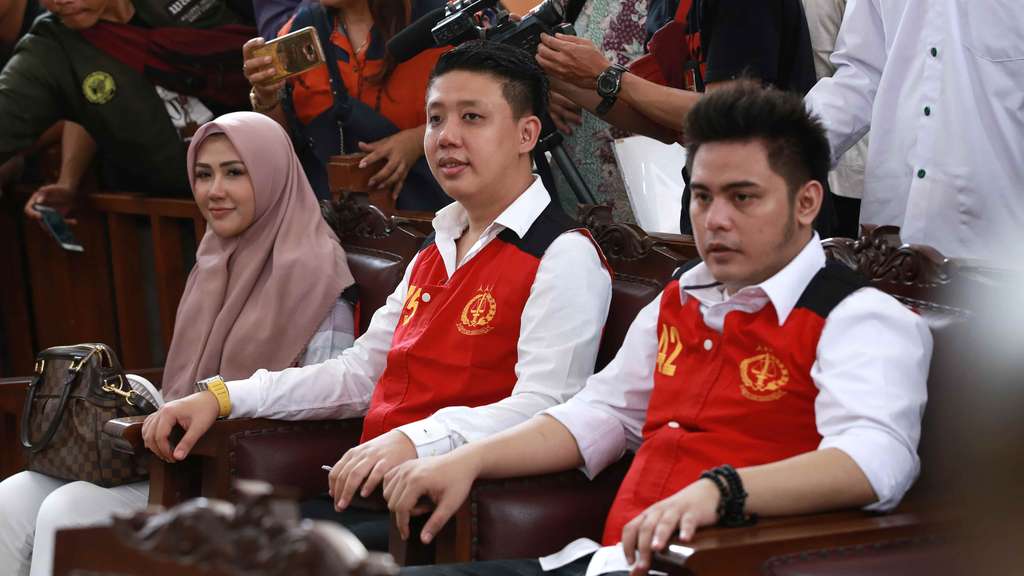 Foto Penampakan Wajah `Trio Ikan Asin` Jalani Sidang Perdana