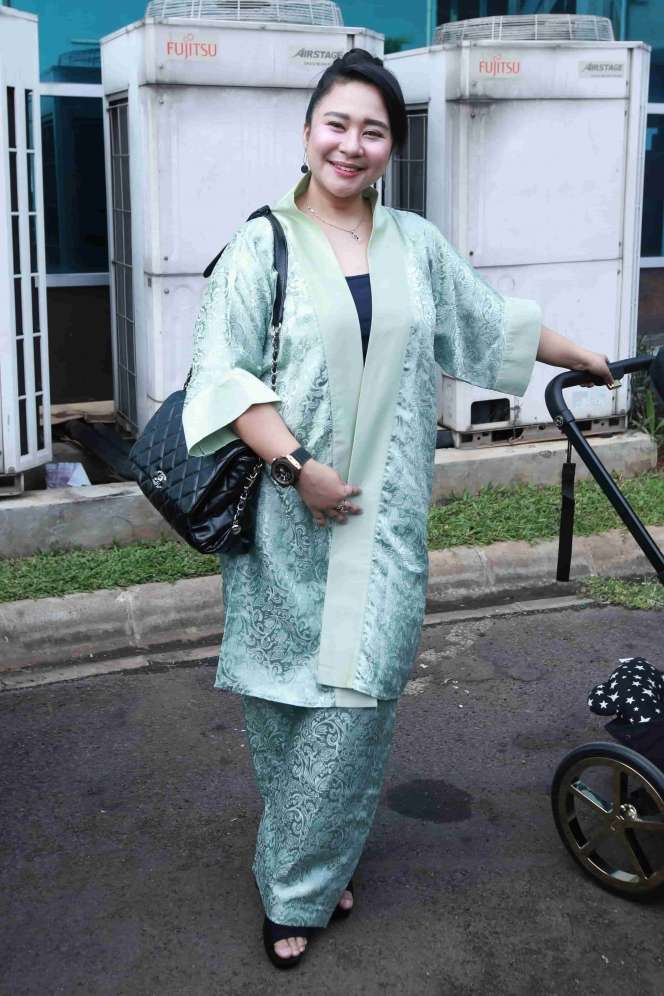 Penampilan Chikita Meidy yang Telah Jadi Ibu & Bayi Tampannya