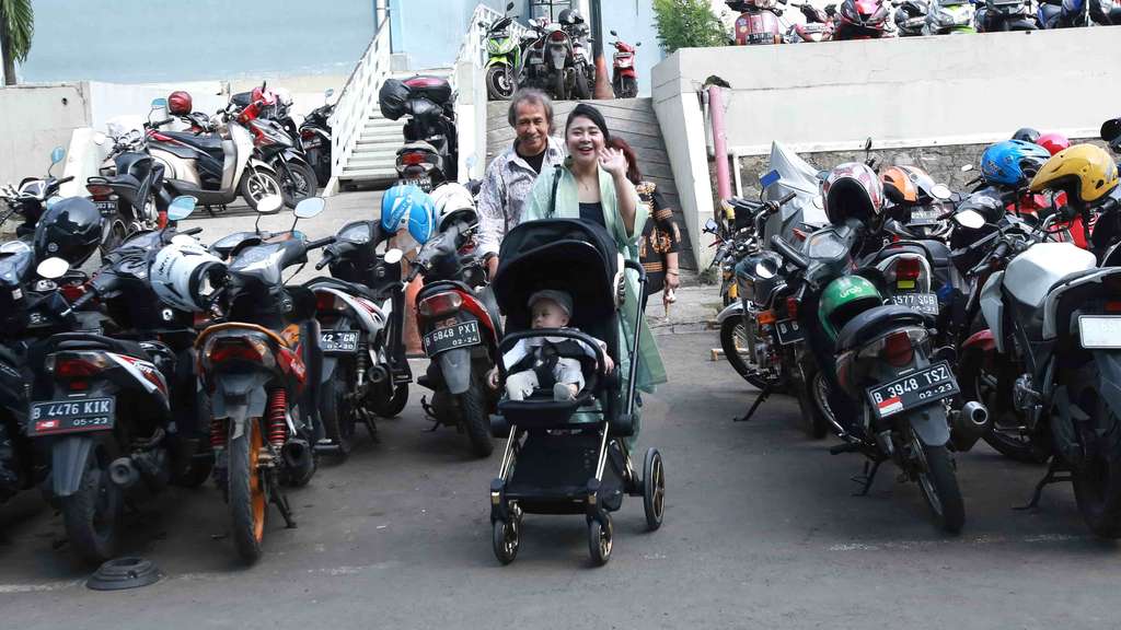 Penampilan Chikita Meidy yang Telah Jadi Ibu & Bayi Tampannya