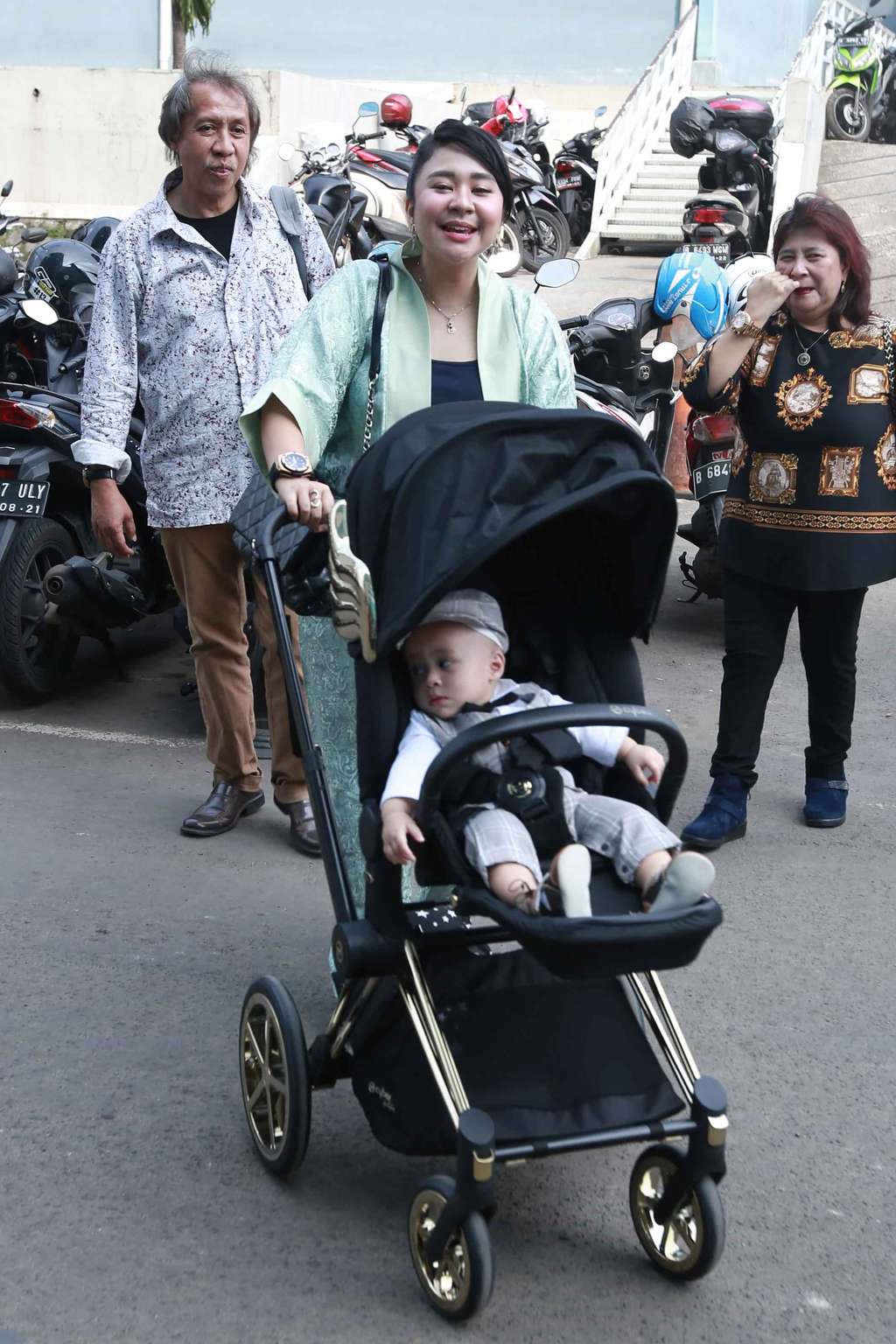 Penampilan Chikita Meidy yang Telah Jadi Ibu & Bayi Tampannya