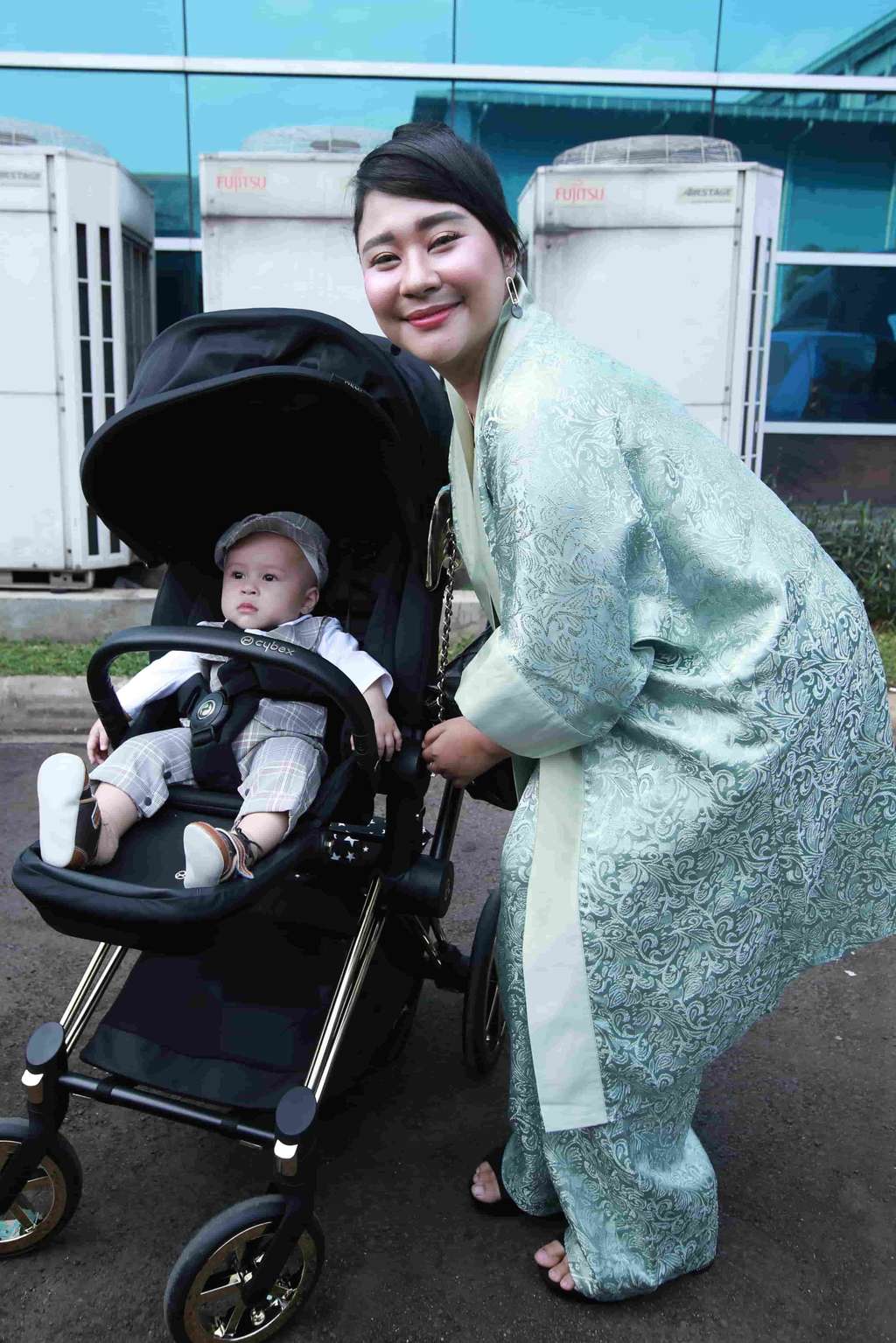 Penampilan Chikita Meidy yang Telah Jadi Ibu & Bayi Tampannya