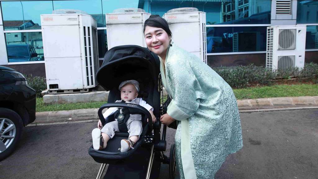 Penampilan Chikita Meidy yang Telah Jadi Ibu & Bayi Tampannya