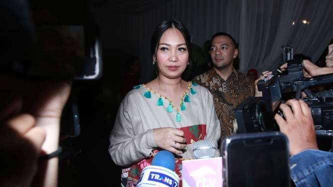 Gaya Busana Para Artis di Pernikahan Cut Tari-Richard Kevin
