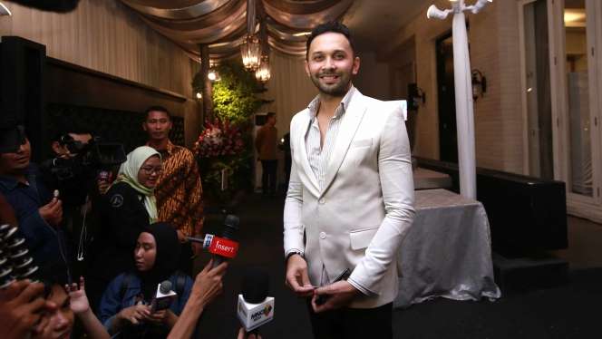 Gaya Busana Para Artis di Pernikahan Cut Tari-Richard Kevin