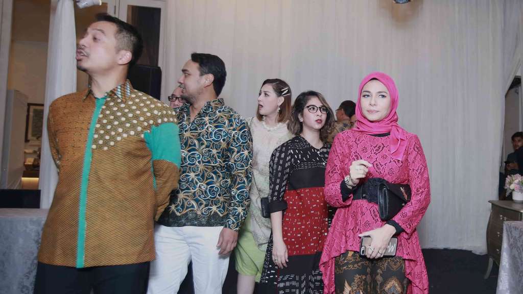 Gaya Busana Para Artis di Pernikahan Cut Tari-Richard Kevin