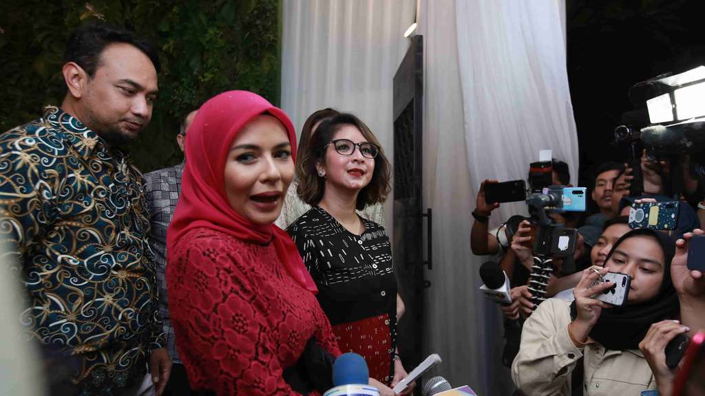 Gaya Busana Para Artis di Pernikahan Cut Tari-Richard Kevin