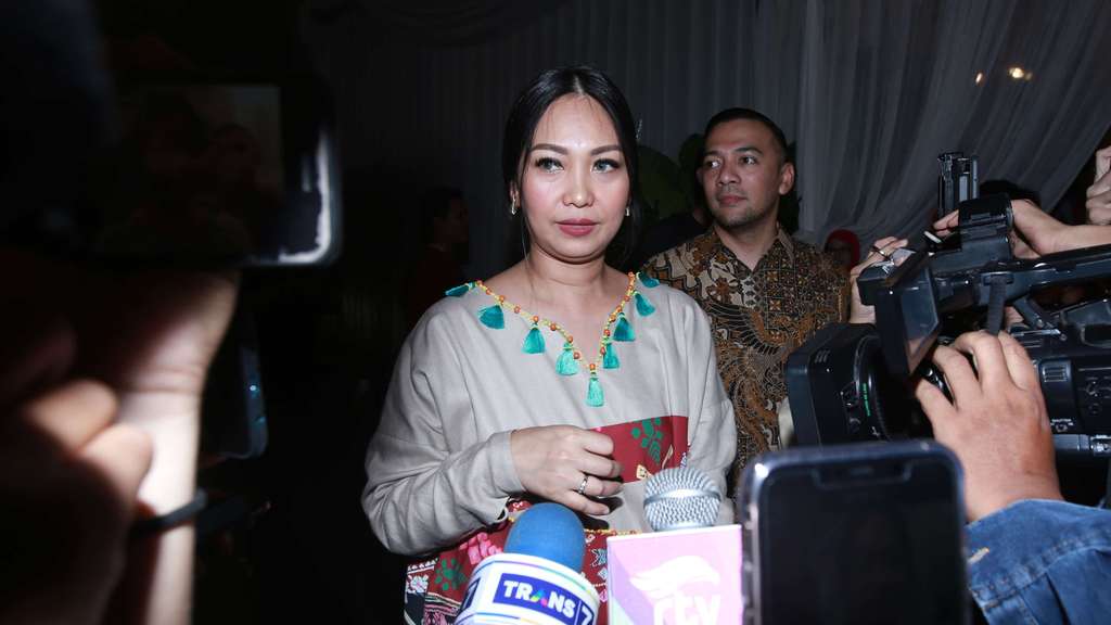 Gaya Busana Para Artis di Pernikahan Cut Tari-Richard Kevin