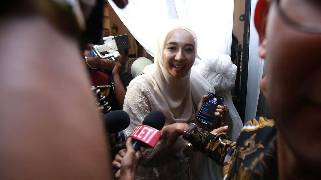 Gaya Busana Para Artis di Pernikahan Cut Tari-Richard Kevin