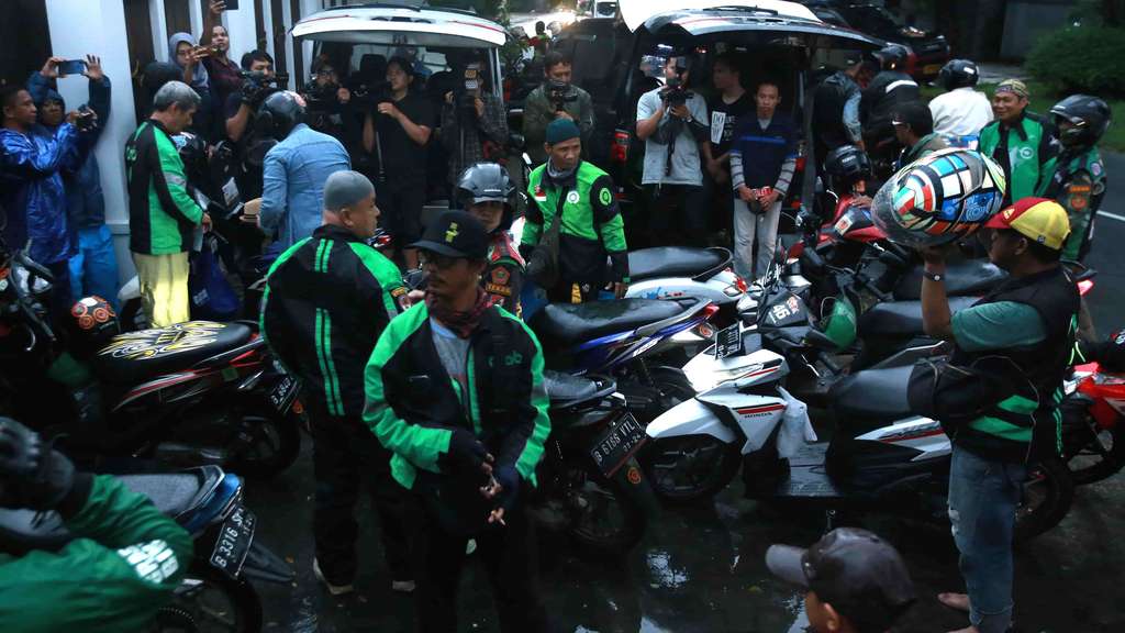Rumah Didemo Puluhan Supir Ojol, Ini Tanggapan Iis Dahlia