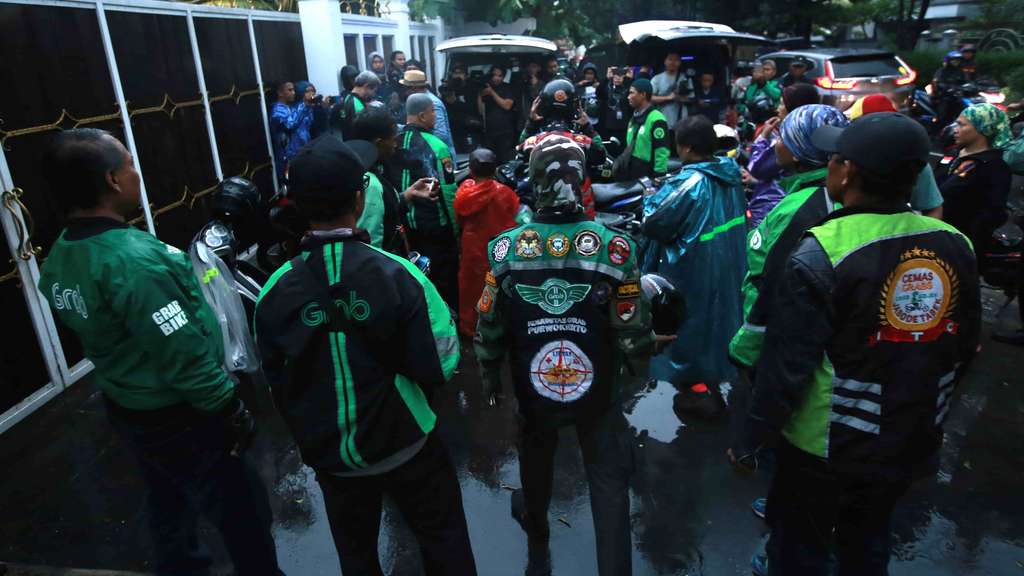 Rumah Didemo Puluhan Supir Ojol, Ini Tanggapan Iis Dahlia