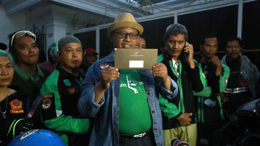 Rumah Didemo Puluhan Supir Ojol, Ini Tanggapan Iis Dahlia