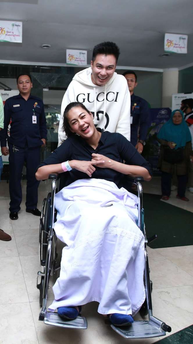 Dikaruniai Anak, Baim Wong Beri Kado Mobil Mewah untuk Paula