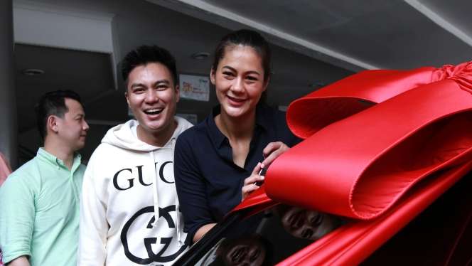 Dikaruniai Anak, Baim Wong Beri Kado Mobil Mewah untuk Paula